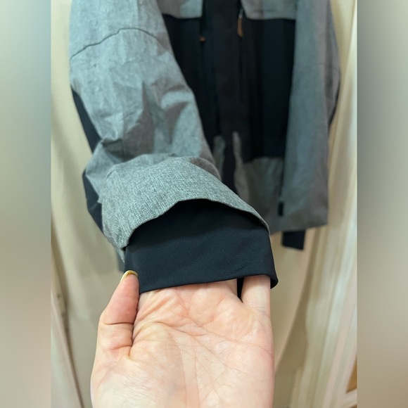 Obermeyer Men's Charcoal and Black Ski Jacket Multiple Pockets size medium - Picture 3 of 10